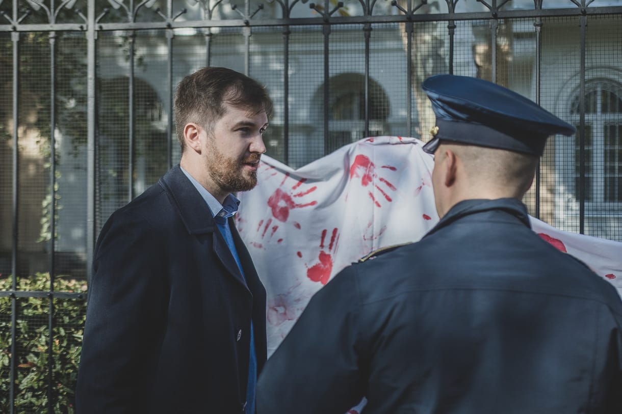 Véres lepedőt akasztott a budapesti orosz követség kerítésére a Momentum