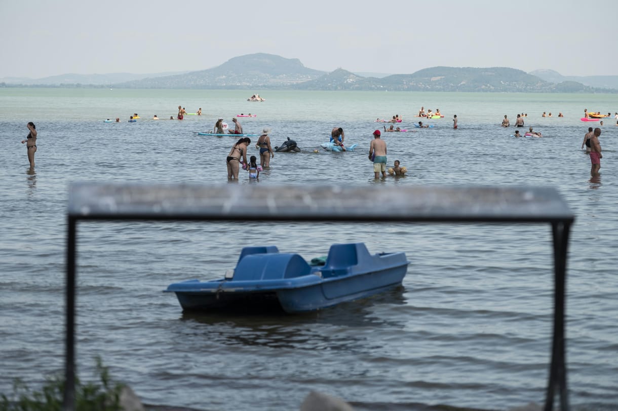 A NER-es építkezések vízigénye miatt úgy lecsökkent a víznyomás Balatonalmádiban, hogy a nyaralótulajdonosok zuhanyozni sem tudnak