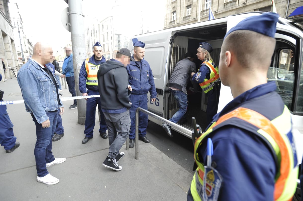 Videókat is közzétett a rendőrség a Fészek-beli razziáról