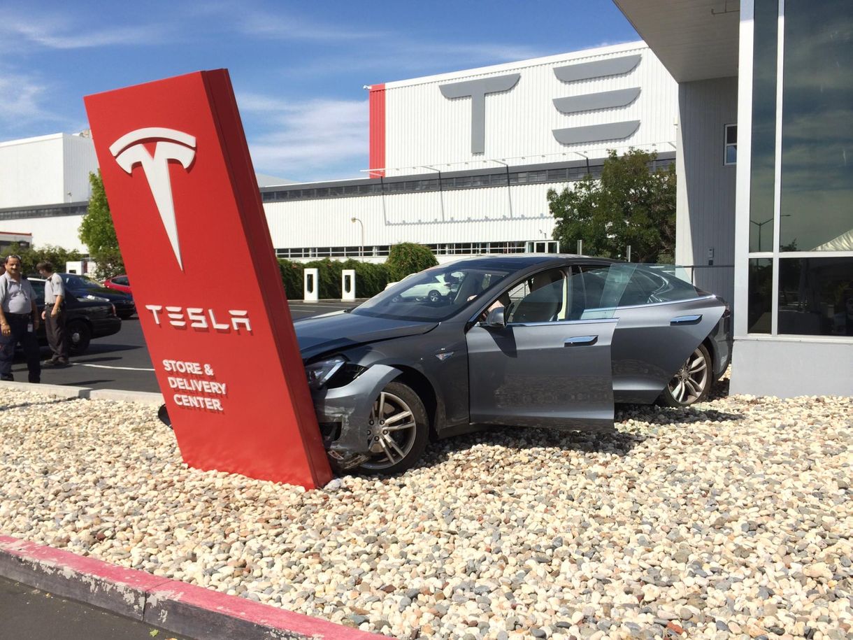Átvette, majd másodpercek alatt lezúzta a Tesla Model S-t – fotó