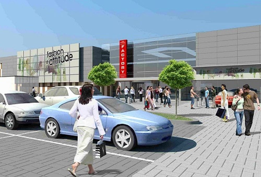 Tömegroham Krakkóban az új outlet centernél