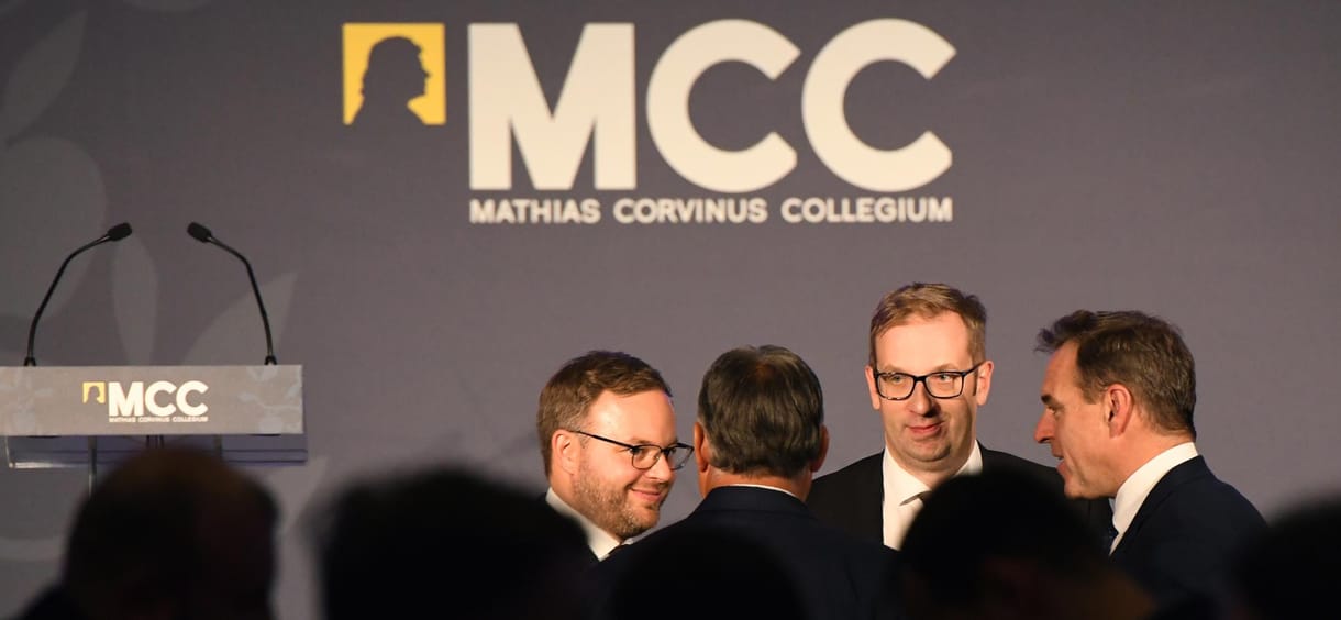 Az MCC nekiállt elverni a közpénzből kapott százmilliárdos pénzvagyont
