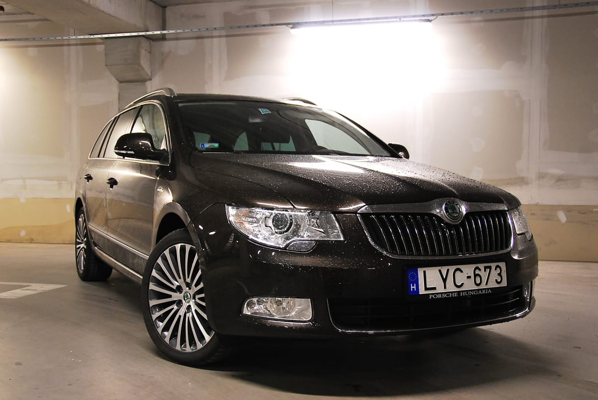 Skoda Superb teszt: összefut a miniszterek szájában a nyál