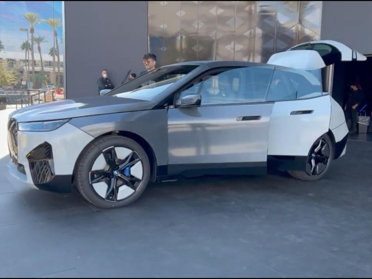 Megérkezett a gombnyomásra színt váltó BMW – videó