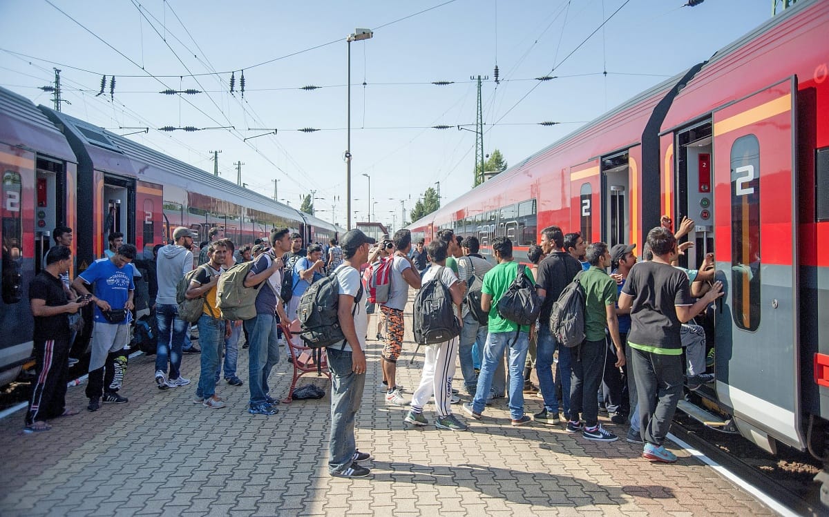 Menekültek nélkül csak úgy hussannak át a határon a Railjetek