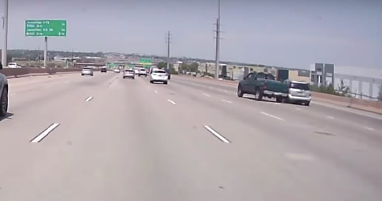 Instant karma: büntetni akart a pickup sofőrje, ő húzta a rövidebbet – videó
