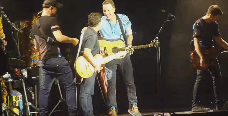 Michael J. Fox és a Coldplay közösen adta elő a Vissza a jövőbe dalait