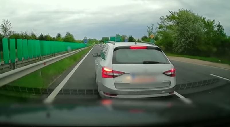 Nem működött a cipzárelv Fehérváron, egy autós inkább feltartotta az egész sort – videó