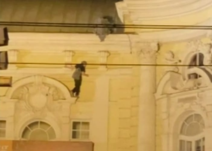 Videó is készült arról, ahogy a Vígszínházra felmászó fiatal lezuhan