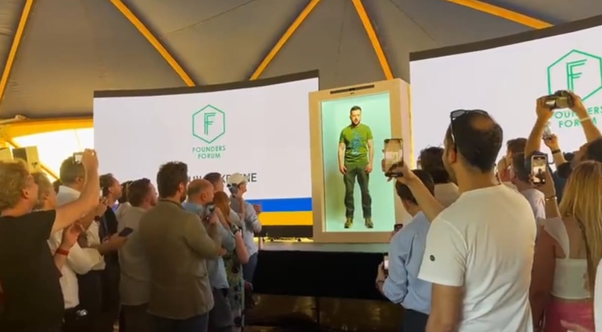 Egyszer csak megjelent Zelenszkij hologramja Párizsban, hogy segítséget kérjen