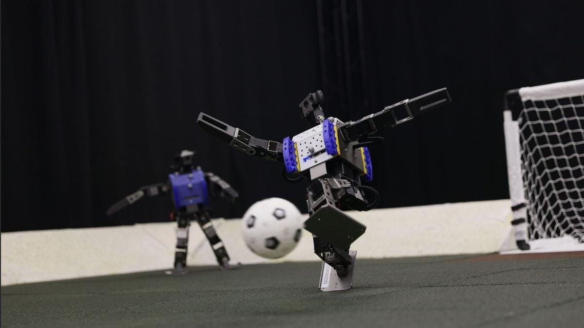 Elesik, de feláll, aztán belövi a gólt – egyre ügyesebbek a robotfocisták