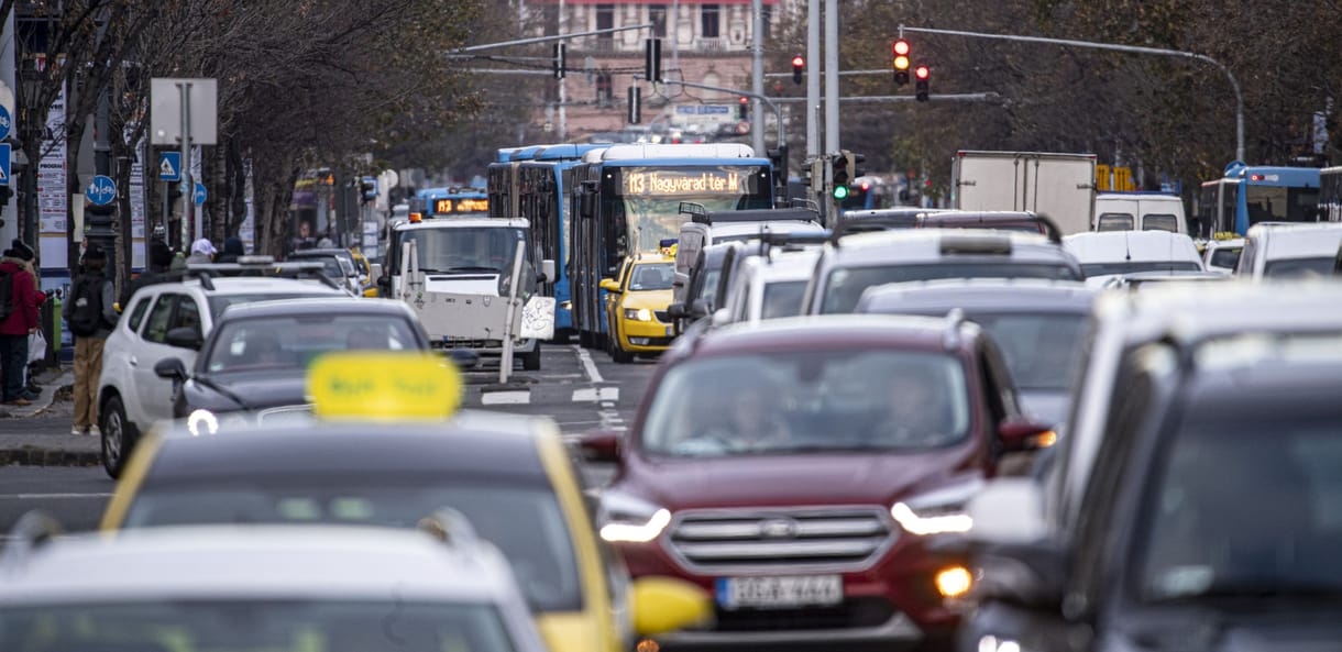 Több mint négyszáz autó jut ezer lakosra Magyarországon