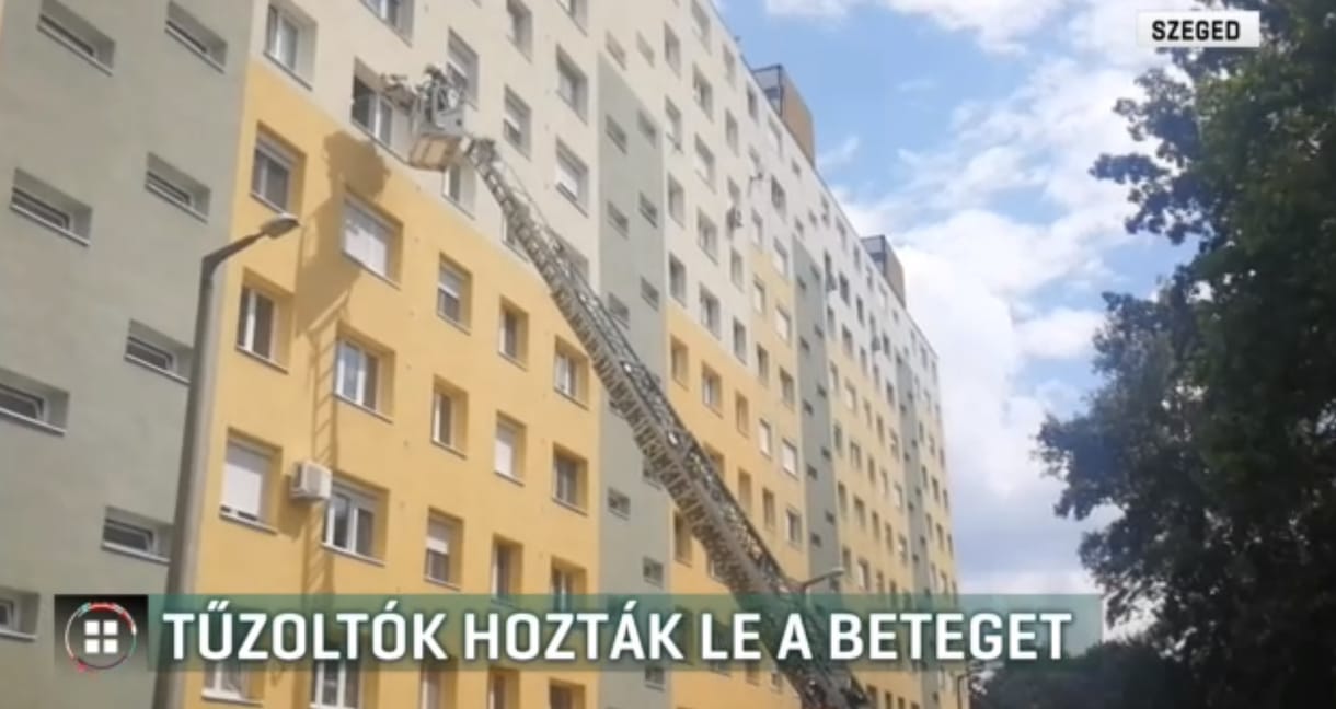 Emelőkosárral vitték le a panelből az infarktusos beteget Szegeden