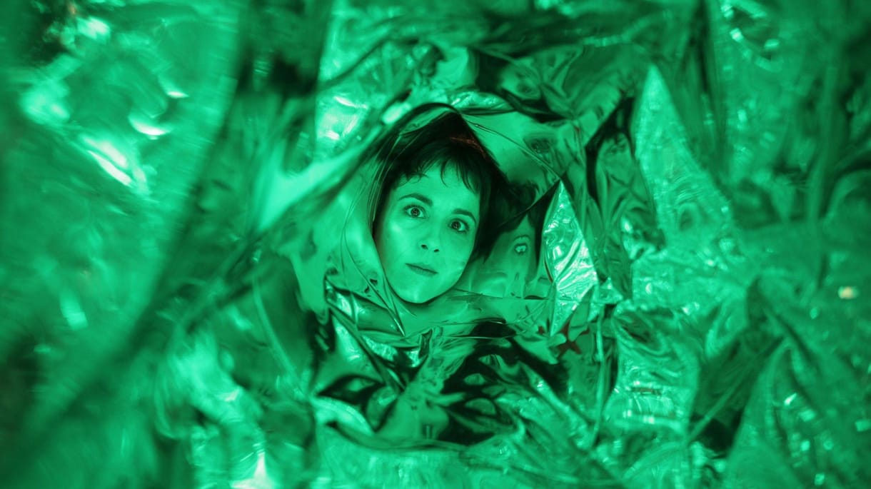 Itt az első film, amelyben pusztán azzal tudja befolyásolni a cselekményt, hogy nézi a mozit