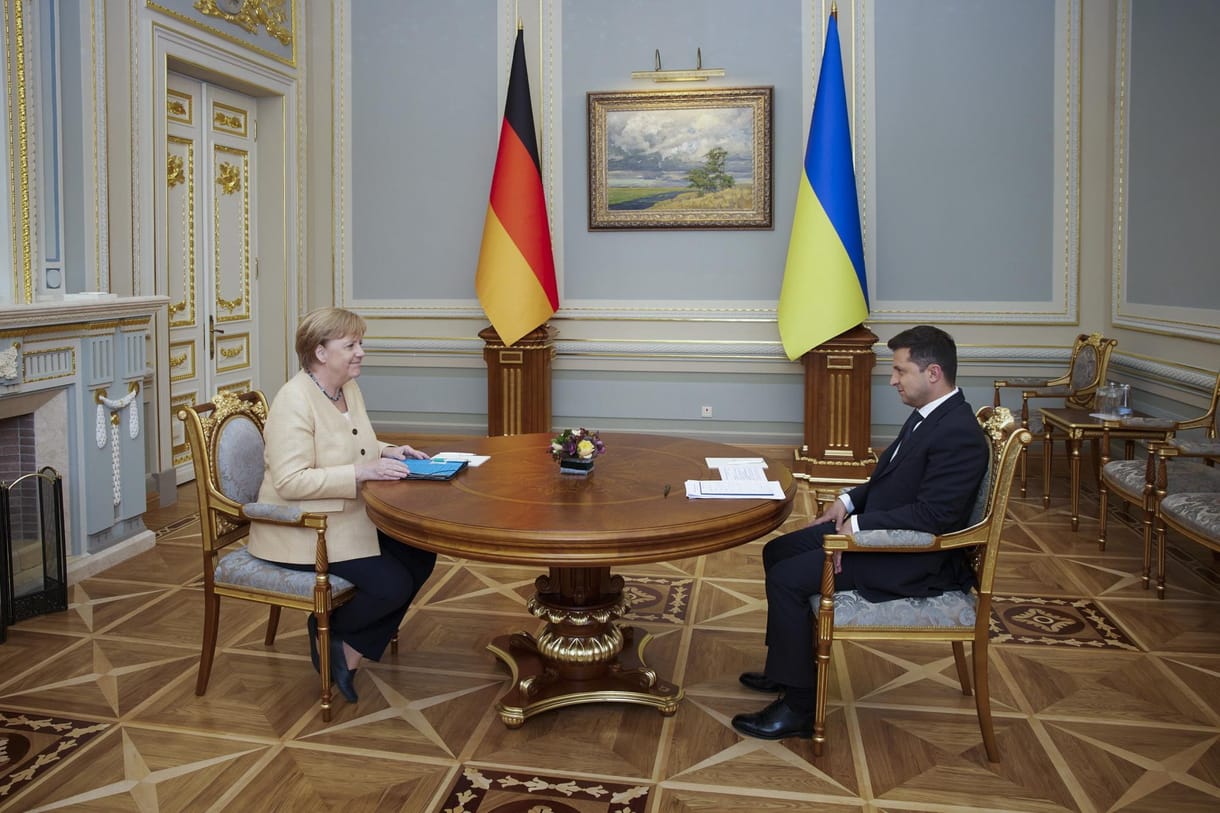 Angela Merkel sürgősen tárgyalóasztalhoz ülne Putyinnal, Macronnal és Zelenszkijjel