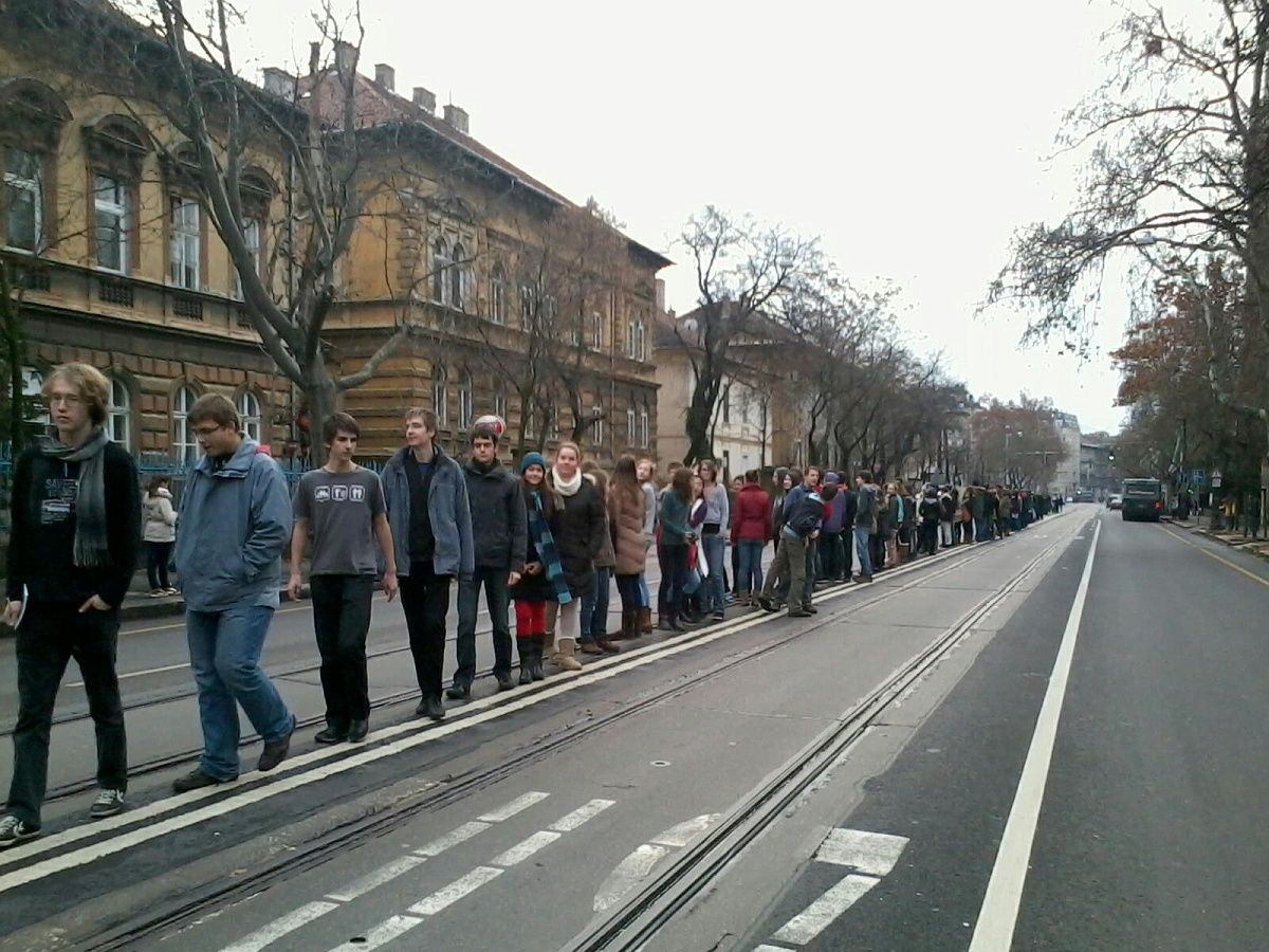 Fotók: az iskolák előtt tüntettek a középiskolások