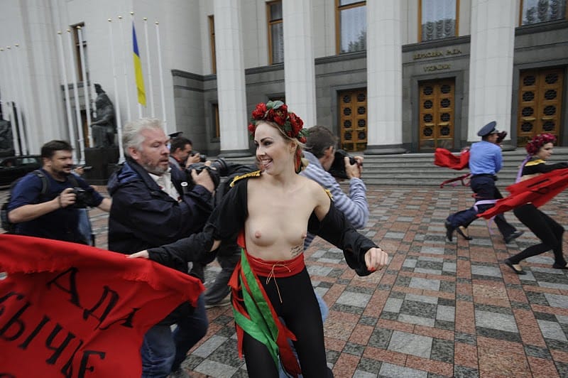 Miért jobbak az anarchista női mellek? - videók