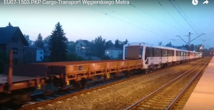 A határon vesztegel a felújított metró, és már össze is firkálták - videó