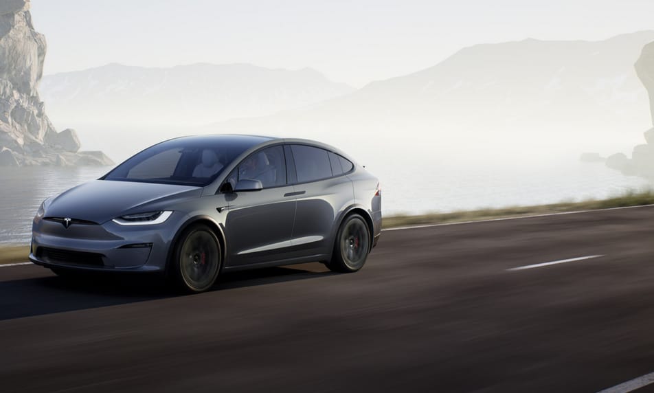 A Tesla már 1020 lóerős változatban is árulja 7 személyes villanyautóját