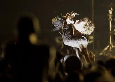 Koncerten emlékezett meg a Coldplay a Linkin Park énekeséről – videó