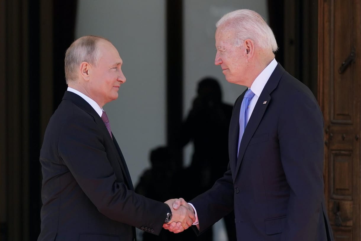 Nem mutogatta izmait, de azért odaszólogatott egymásnak Biden és Putyin