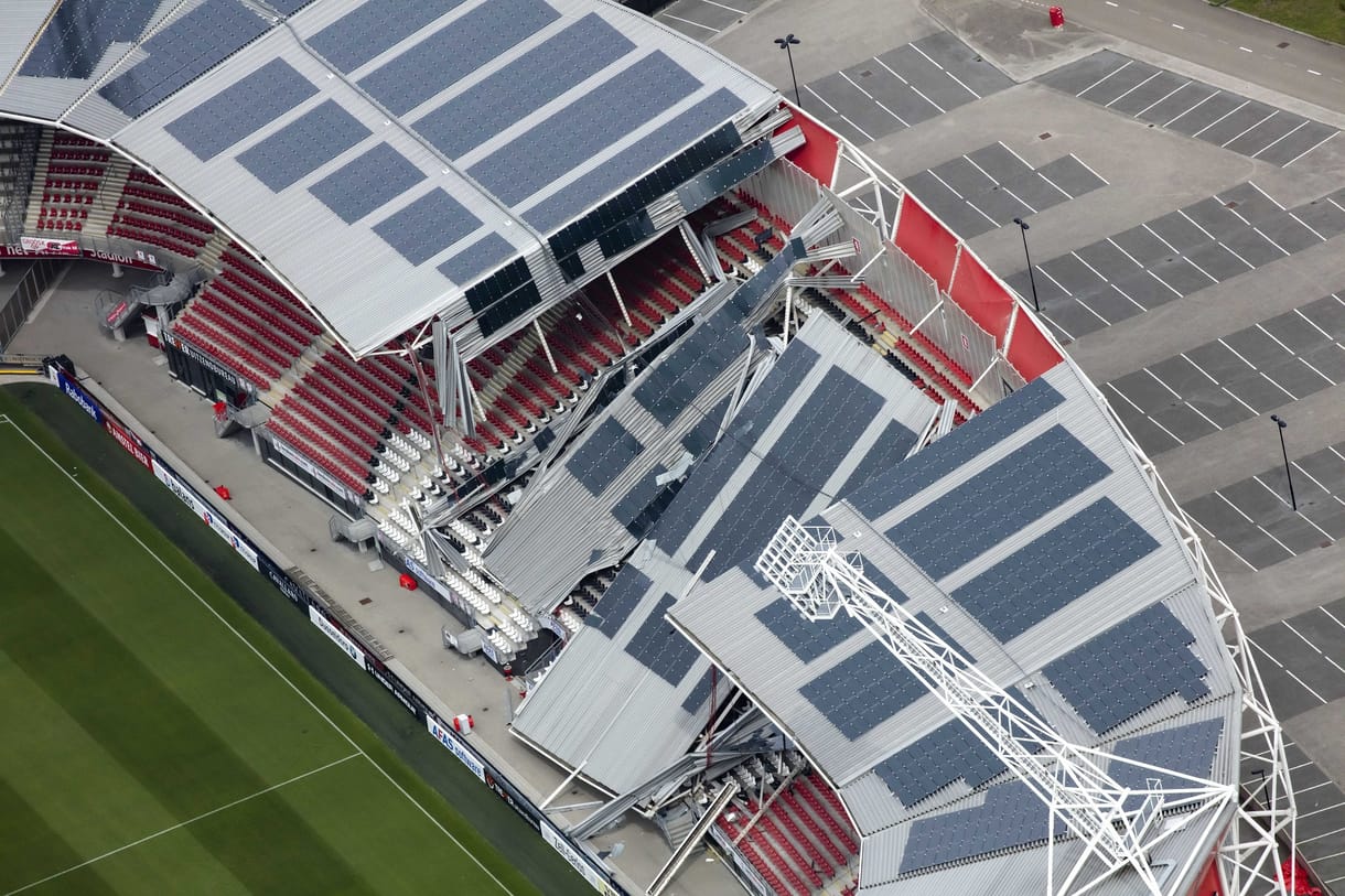Beszakította a vihar a holland Alkmaar stadionjának tetejét - fotók