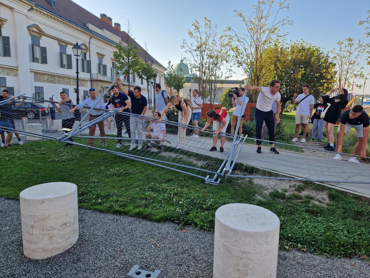 A rendőrök csak nézték, ahogy megint kordont bontanak a Várban a momentumosok