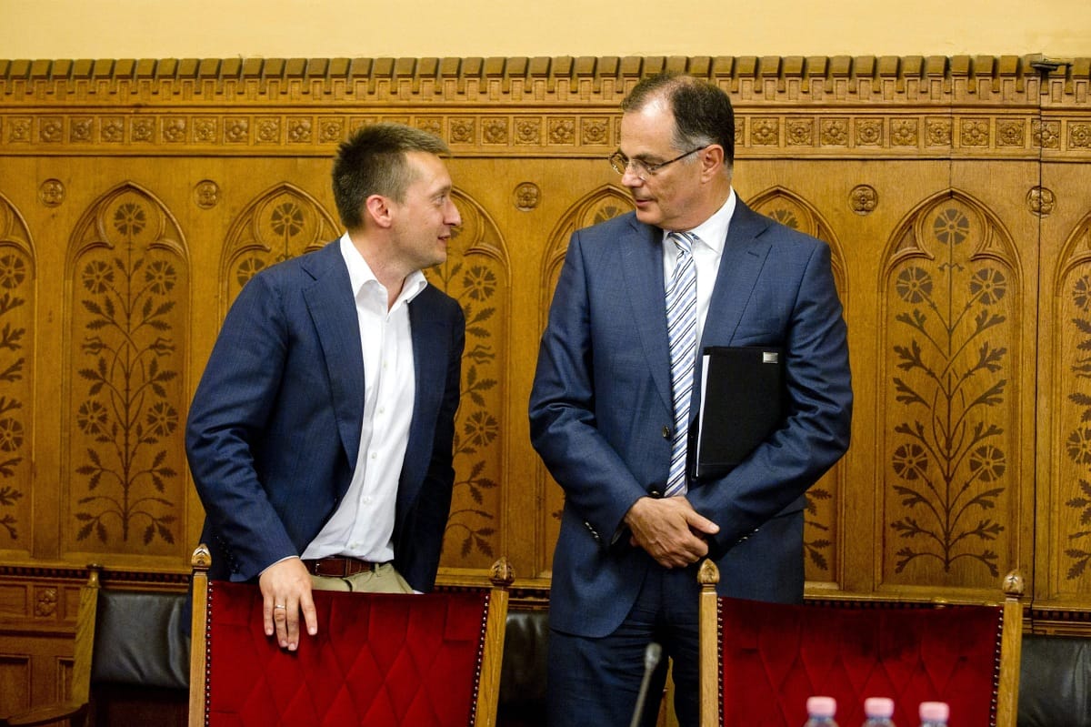 Csőbe húzta a kormány Simorékat az MNB-adóval
