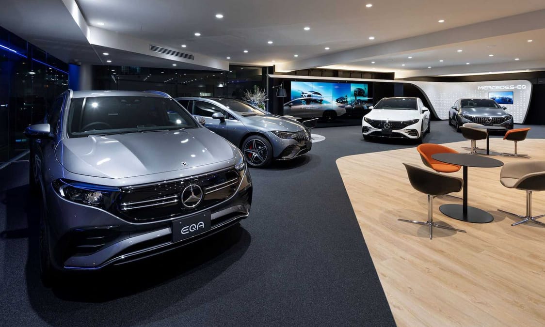 Már csak villanyautók kaphatók a legújabb Mercedes-kereskedésben