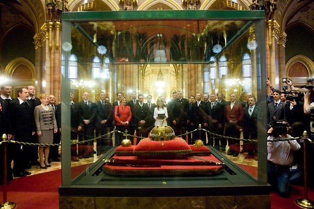 Csak nagyon megbízható katonák őrizhetik a koronát