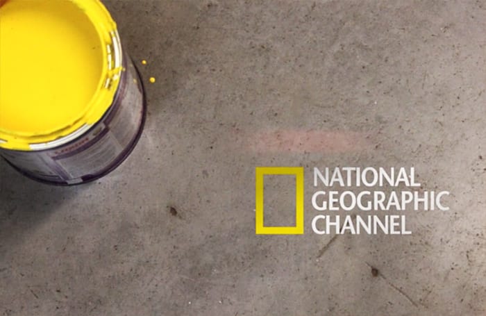 National Geographic logó fényből, festékből, folyadékból (videó)