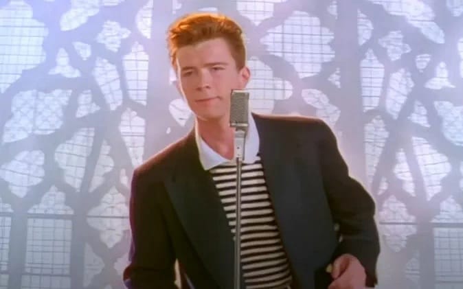 A 80-as évek esszenciáját hozza el Rick Astley jövőre Paloznakra