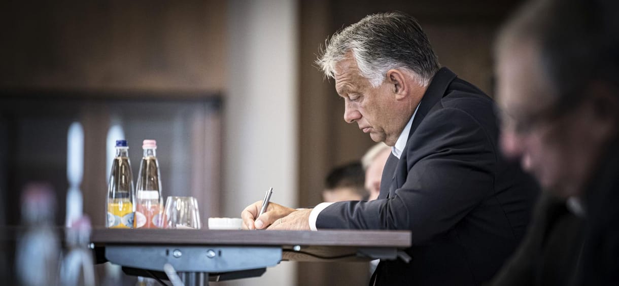 Csaknem 300 milliárd forintot szórt ki a kormány éjjel