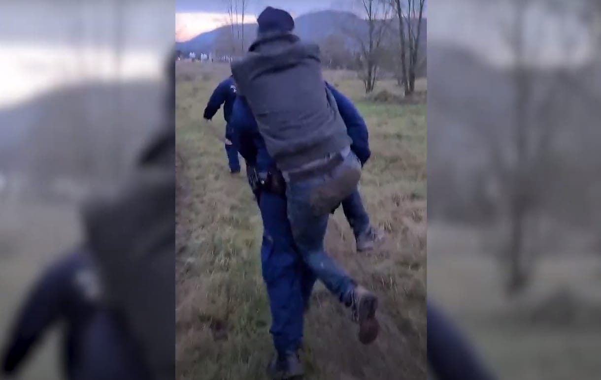 Videó: A hátukon hoztak le egy túrázót a rendőrök a hegyoldalról Pilisvörösváron