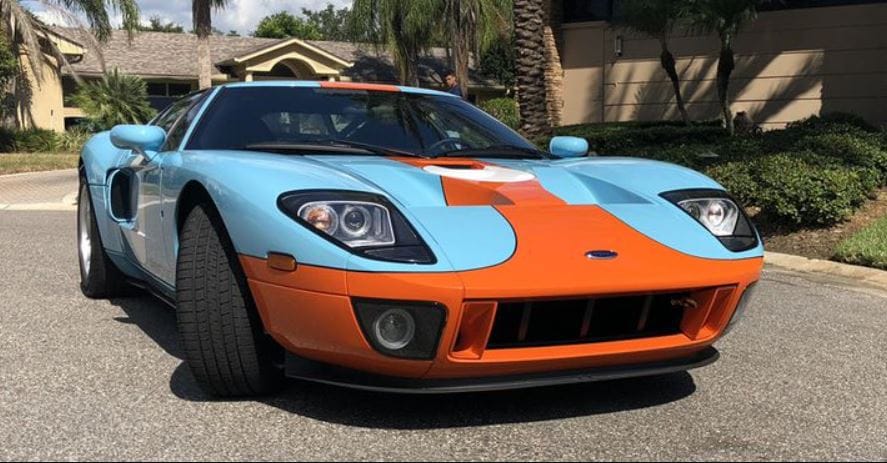 Egy amerikai összetört egy 250 millió forintos Ford GT-t, mert nem boldogult a kézi váltóval