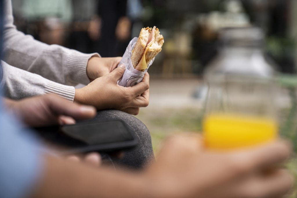 Zsebpénzéből vett 140 szendvicsre valót egy kamaszlány, hogy segítsen a hajléktalanoknak