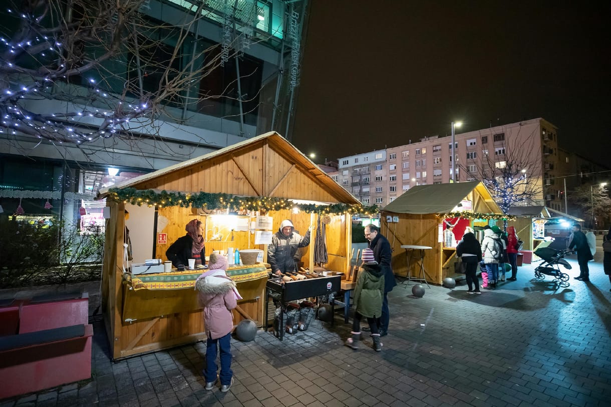 Sajtos-tejfölös lángos 3900-ért, kisbográcsos gulyásleves 8500-ért - aranyárak a Vörösmarty téri karácsonyi vásárban
