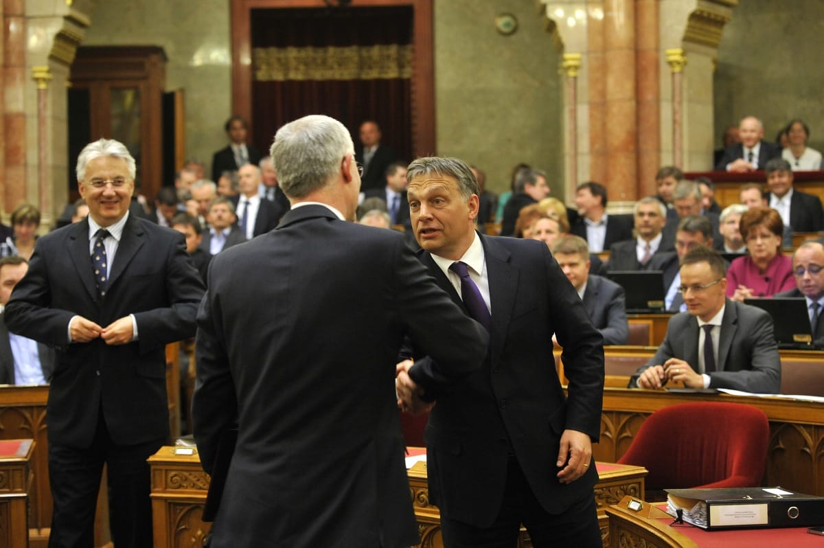 Kit és mitől véd Orbán?