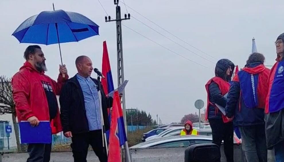 „Úgy bánnak velünk, mintha eszközök lennénk” – tüntetnek a kínai autóipari cég munkásai Pápán, miután váratlanul kirúgták a szakszervezeti titkárt