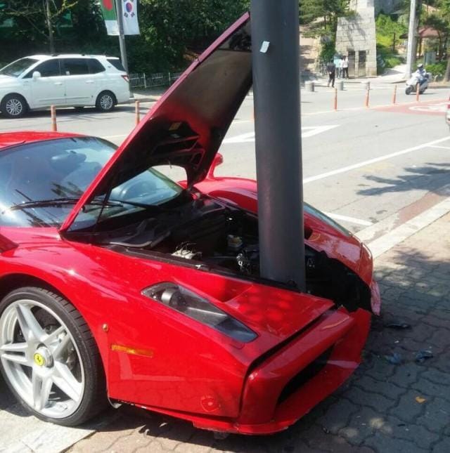 Nem sikerült túl jól ez a ferraris rúdtánc