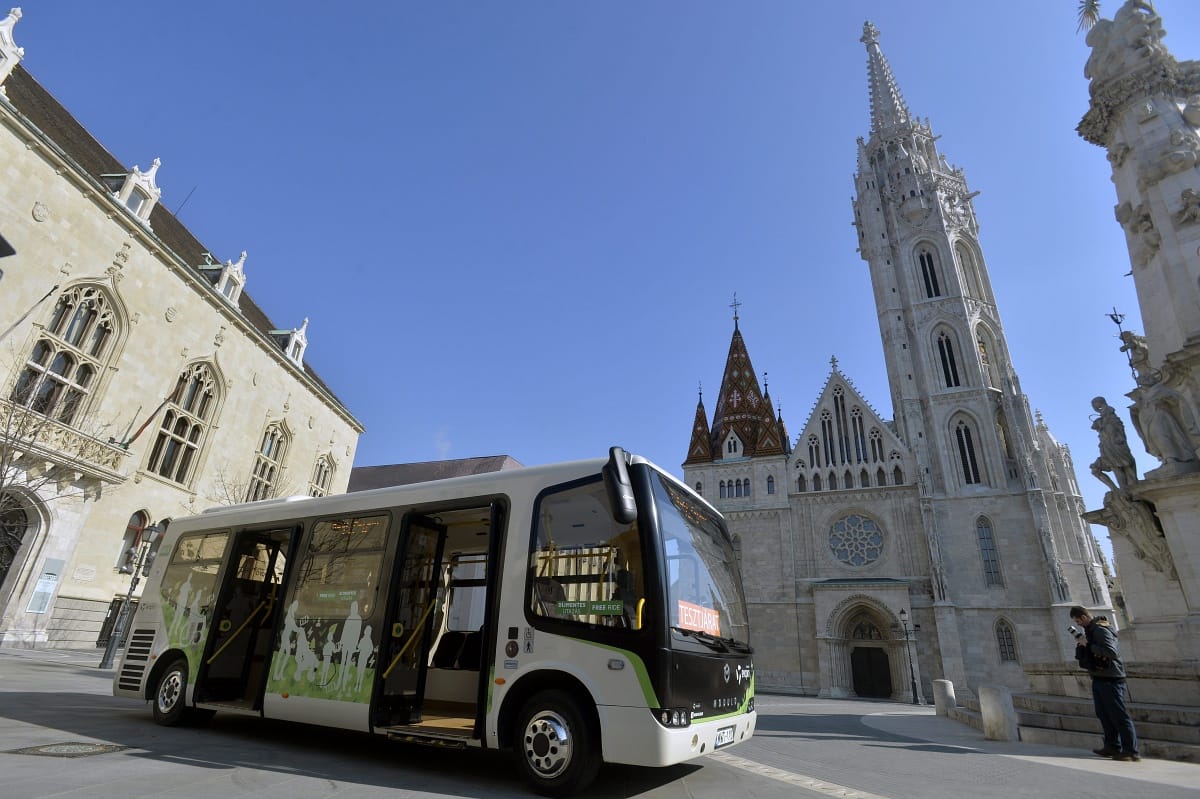 Kitiltják a turistabuszokat a Várból