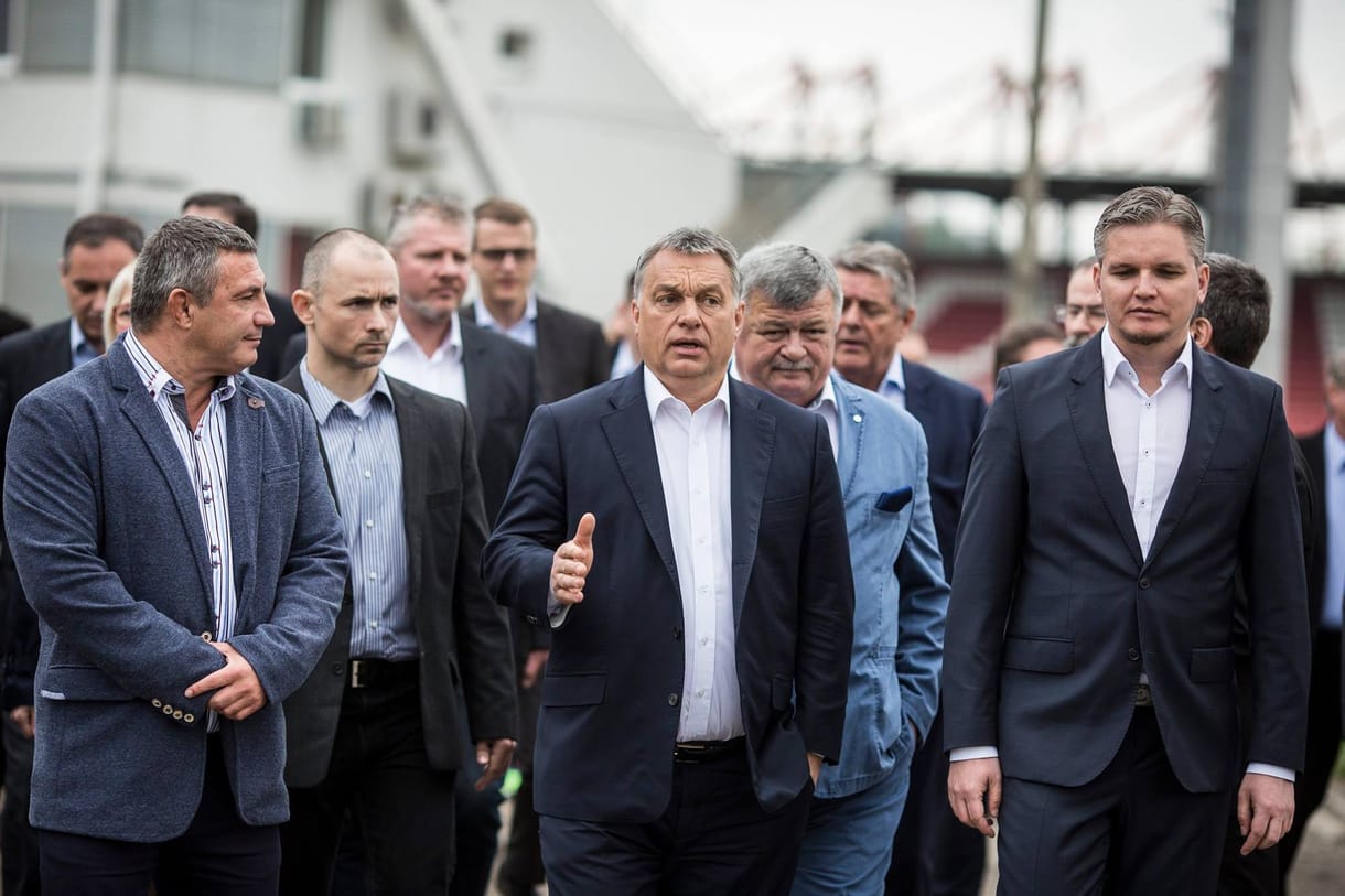 Orbán mindeközben stadionépítő üzletembereket méltat a Facebookon
