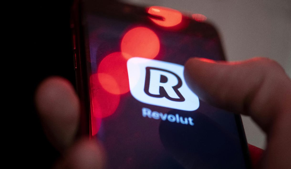 Az adóbevallás előtt figyelmeztet a NAV: rálátnak a Revolut-számlákra is
