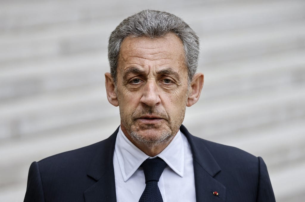 Jogerősen elítélték Sarkozyt korrupció miatt, nyomkövetőt kell viselnie