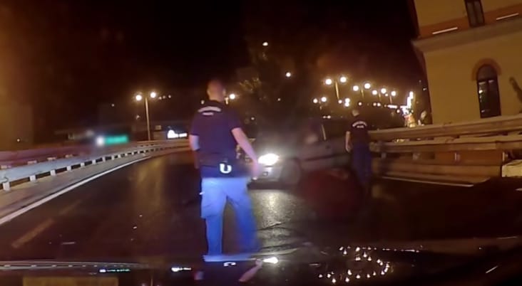 Egy Árpád hídon bepiálva száguldozó autós a rendőrautó kamerája előtt ütközött neki a szalagkorlátnak – videó