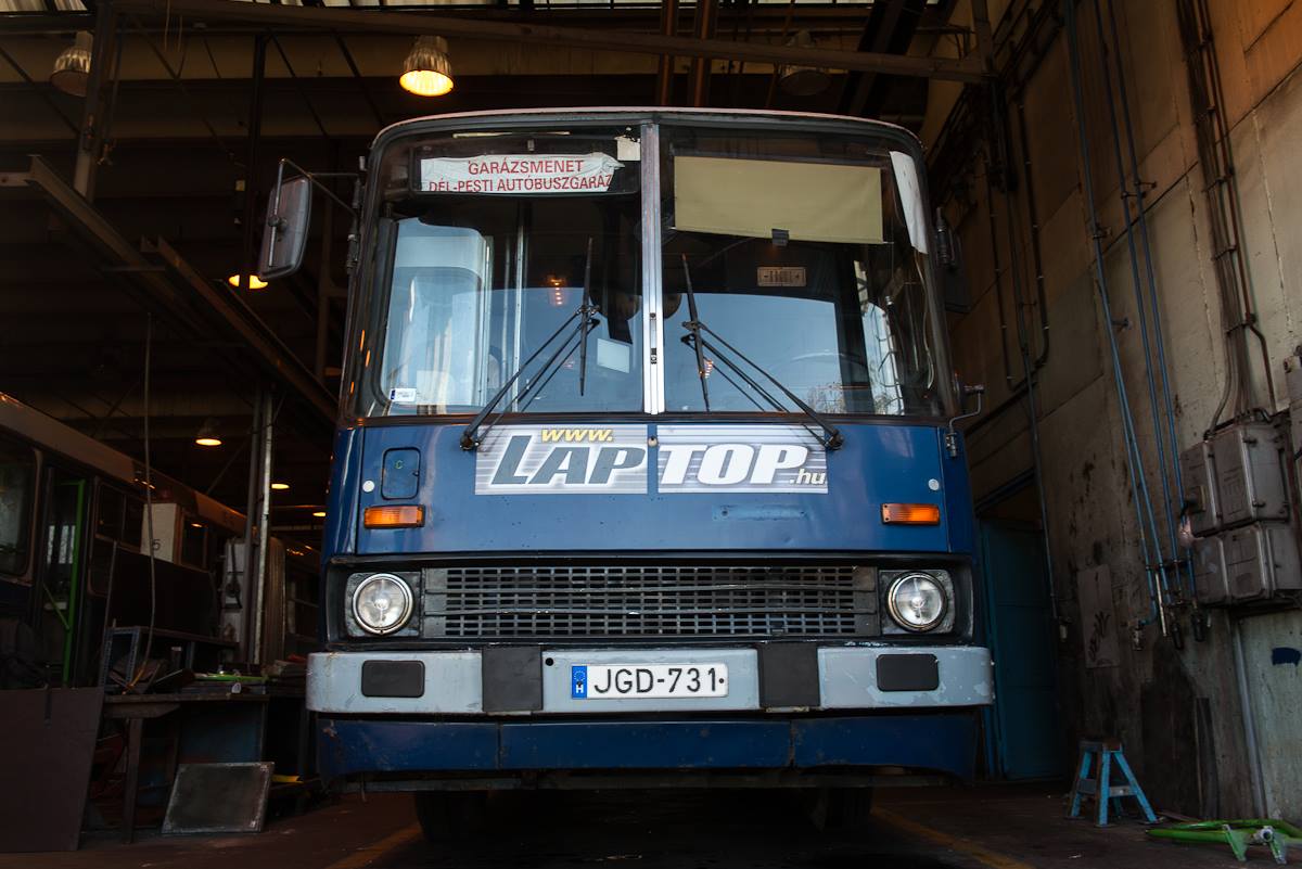 Megint feltört a gejzír egy BKV-buszon