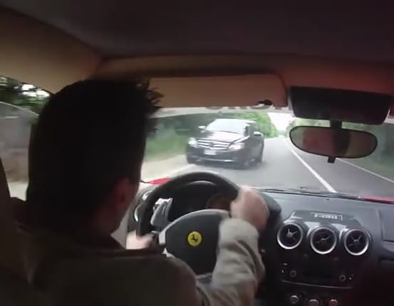 Óriásit mentett, így megúszta, hogy totálkárosra törje a bérelt Ferrarit – videó