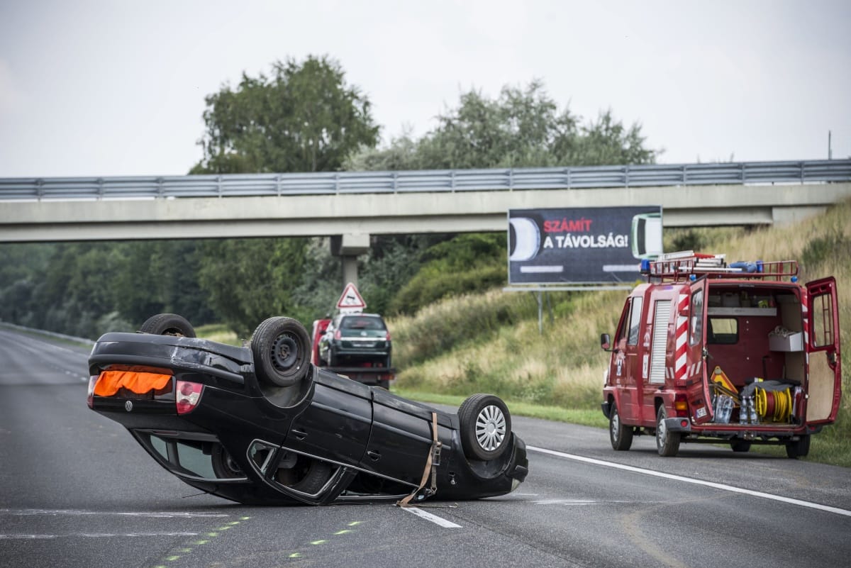 Utánfutó-baleset: egy svájci autó utasai haltak meg az M1-esen – fotók