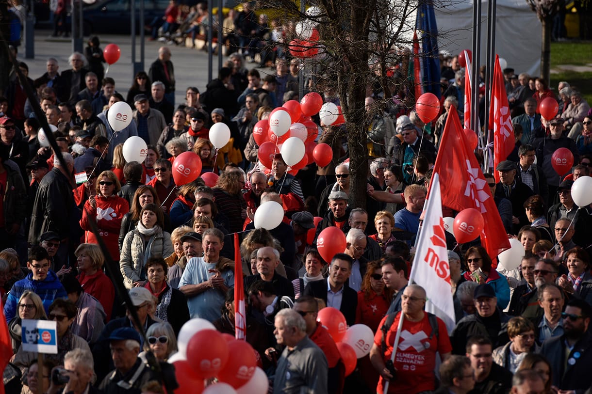Az MTI órákra elfeledkezett az ellenzéki kampányzárókról