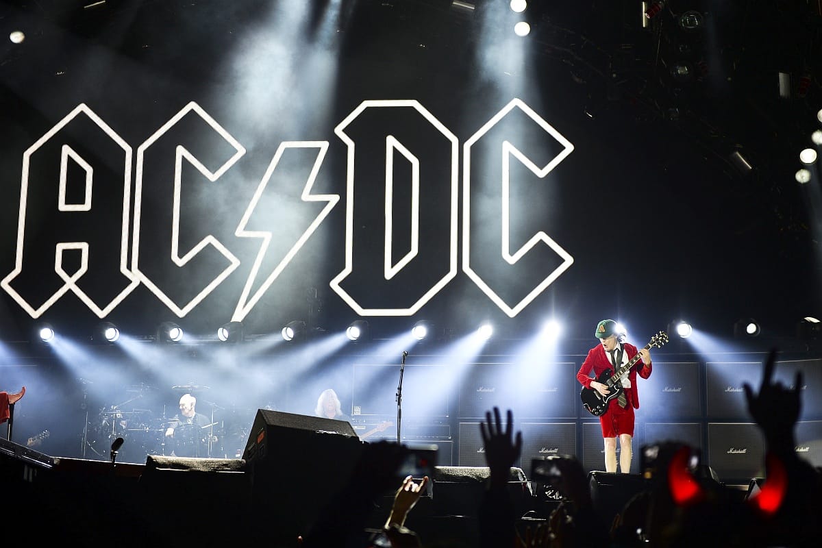 Elbúcsúzott az AC/DC basszusgitárosa